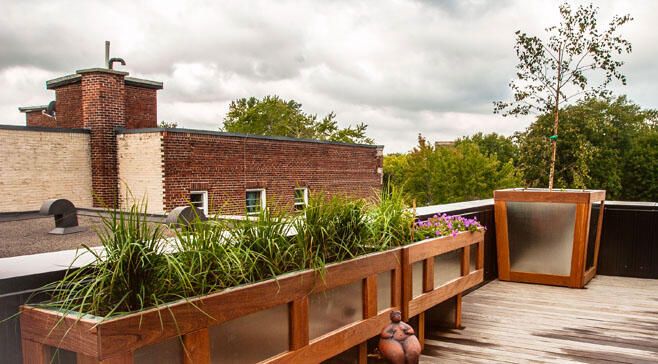 Higher end insulated rooftop planters